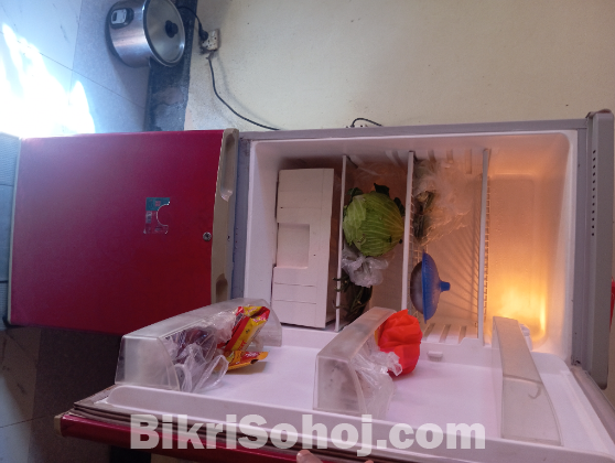 একটি পুরাতন ফ্রিজ বিক্রি করা হবে LG